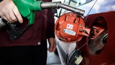 Dolar kurundaki hızlı yükselişin etkisiyle benzine gelen zamın ardından, akaryakıt