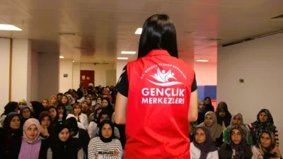 Sultandağı’nda düzenlenen Gençlik Kampı, gençlerin unutulmaz anılar biriktirmelerine olanak tanıyan
