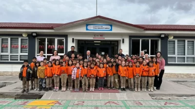 Okul ziyaretinde öğrencilerle yakından ilgilenen Başkan Kayer, onların sorularını büyük