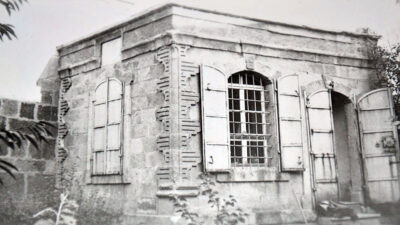 Kütüphane; kitaplık, kitapsaray,[1] kitap konulan oda, kitap dolabı, basma veya