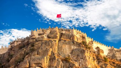 Türkiye’nin batısında, Ege Bölgesi’nin iç kesimlerinde yer alan Afyonkarahisar, tarihi