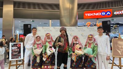 Afyon Cumhuriyet Anadolu Lisesi halk oyunu ekibi, bugün Park Afyon