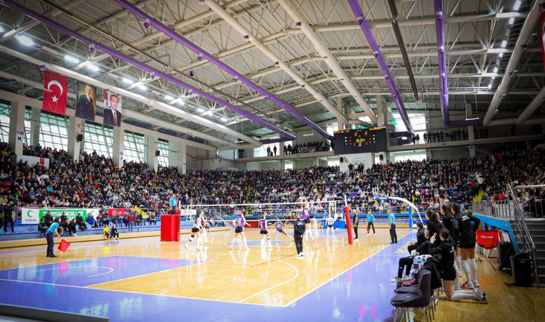 Afyon Yüntaş, lider Sakarya karşısında nefes kesen mücadeleyi 3-2 kazandı.