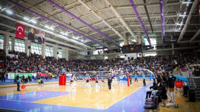 Afyon Yüntaş, lider Sakarya karşısında nefes kesen mücadeleyi 3-2 kazandı.