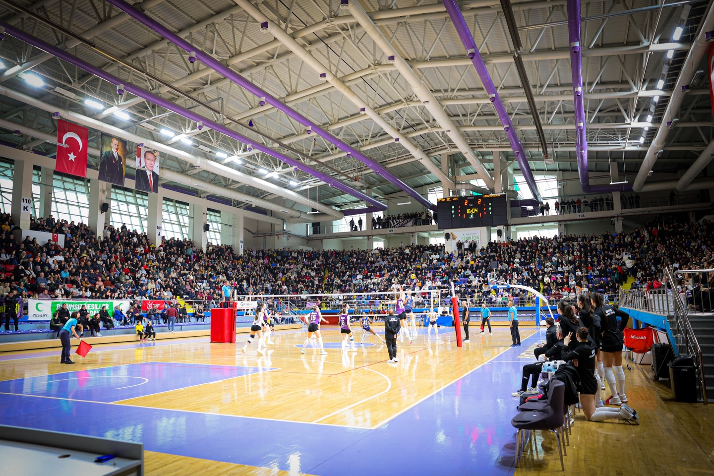 Afyon Yüntaş, lider Sakarya karşısında nefes kesen mücadeleyi 3-2 kazandı.