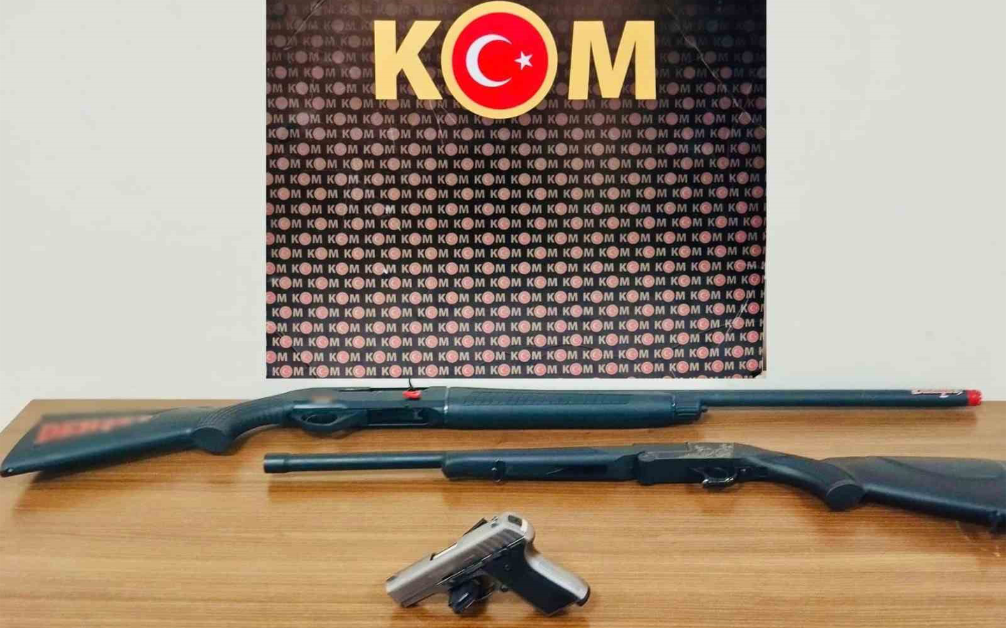 Afyonkarahisar’da polis ekiplerince Sandıklı’daki bir iş yeri ile Emirdağ’da durdurulan