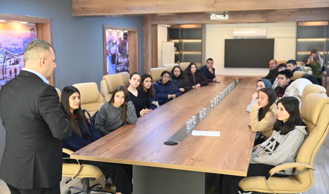 Emirdağ Belediye Başkanı Serkan Koyuncu, Emirdağ Belediyesi Gençlik Meclisi üyeleriyle