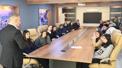 Emirdağ Belediye Başkanı Serkan Koyuncu, Emirdağ Belediyesi Gençlik Meclisi üyeleriyle