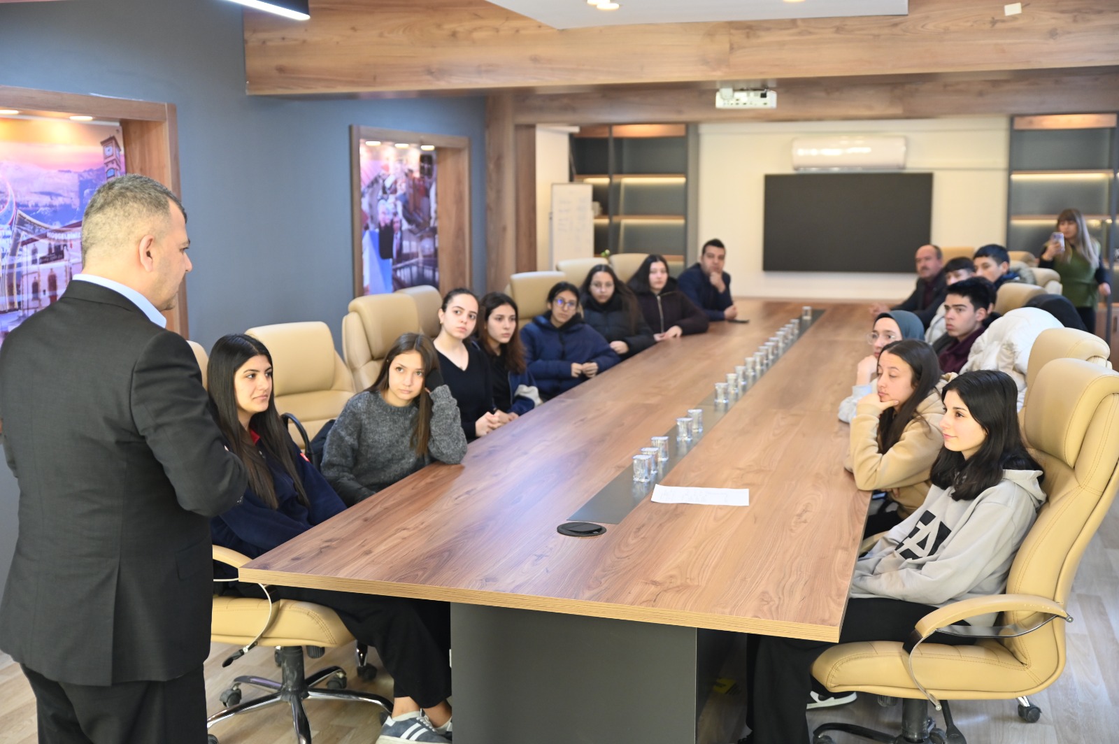 Emirdağ Belediye Başkanı Serkan Koyuncu, Emirdağ Belediyesi Gençlik Meclisi üyeleriyle