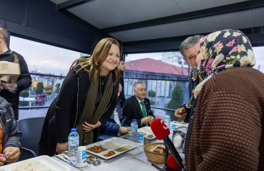 Burcu Köksal, Ramazan ayı dolayısıyla pazarcı esnafıyla iftar programında bir