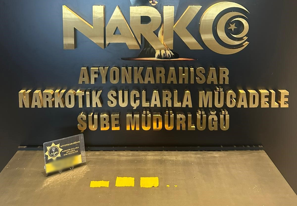 Afyonkarahisar İl Emniyet Müdürlüğü ekipleri tarafından sokak satıcılarına yönelik yürütülen