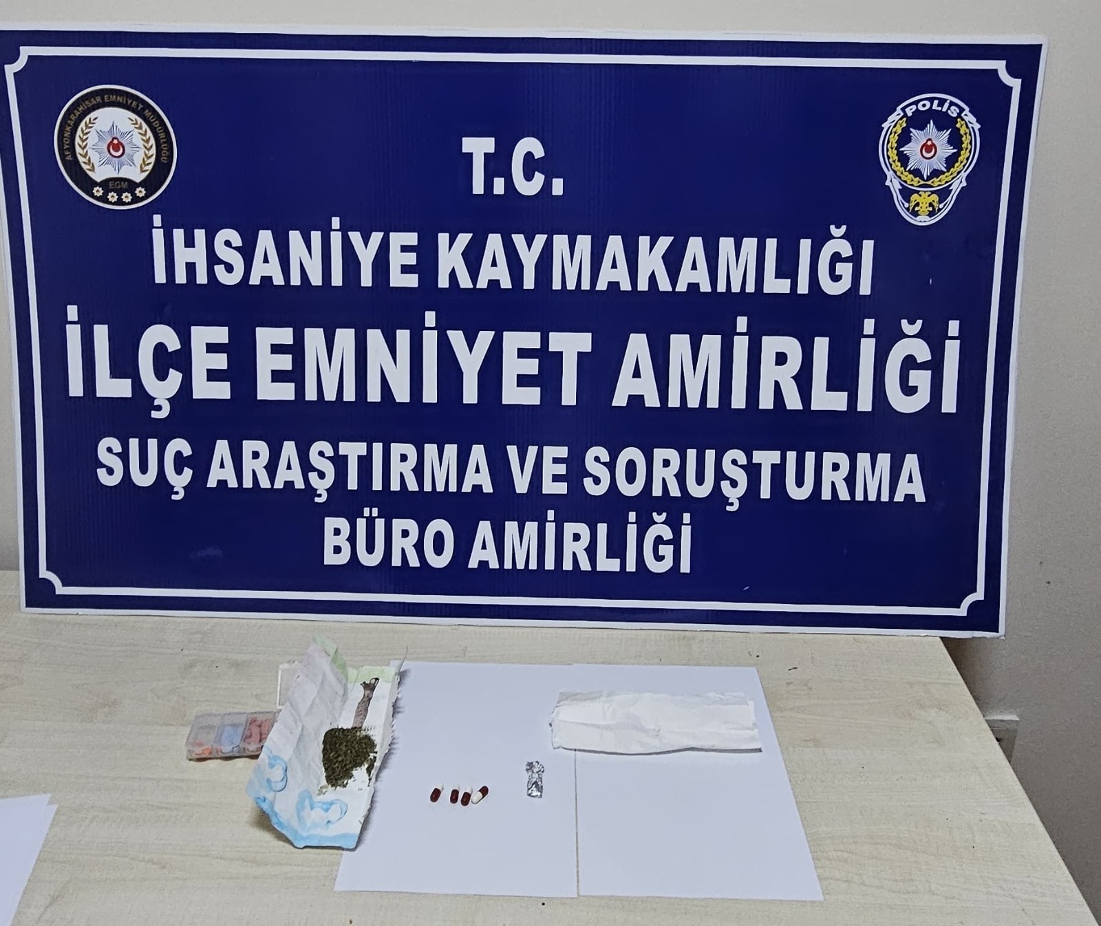 Afyonkarahisar Emniyet Müdürlüğü ekipleri, İhsaniye ilçesinde uyuşturucu madde satıcıları ve