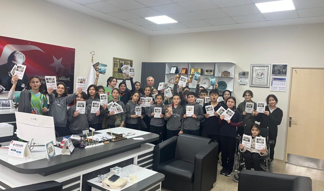 Yunus Emre Ortaokulu öğrencileri, yapay zekâ destekli çalışmalarıyla teknolojiyi ve