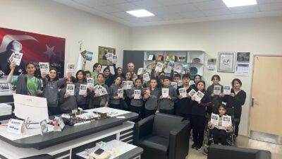 Yunus Emre Ortaokulu öğrencileri, yapay zekâ destekli çalışmalarıyla teknolojiyi ve