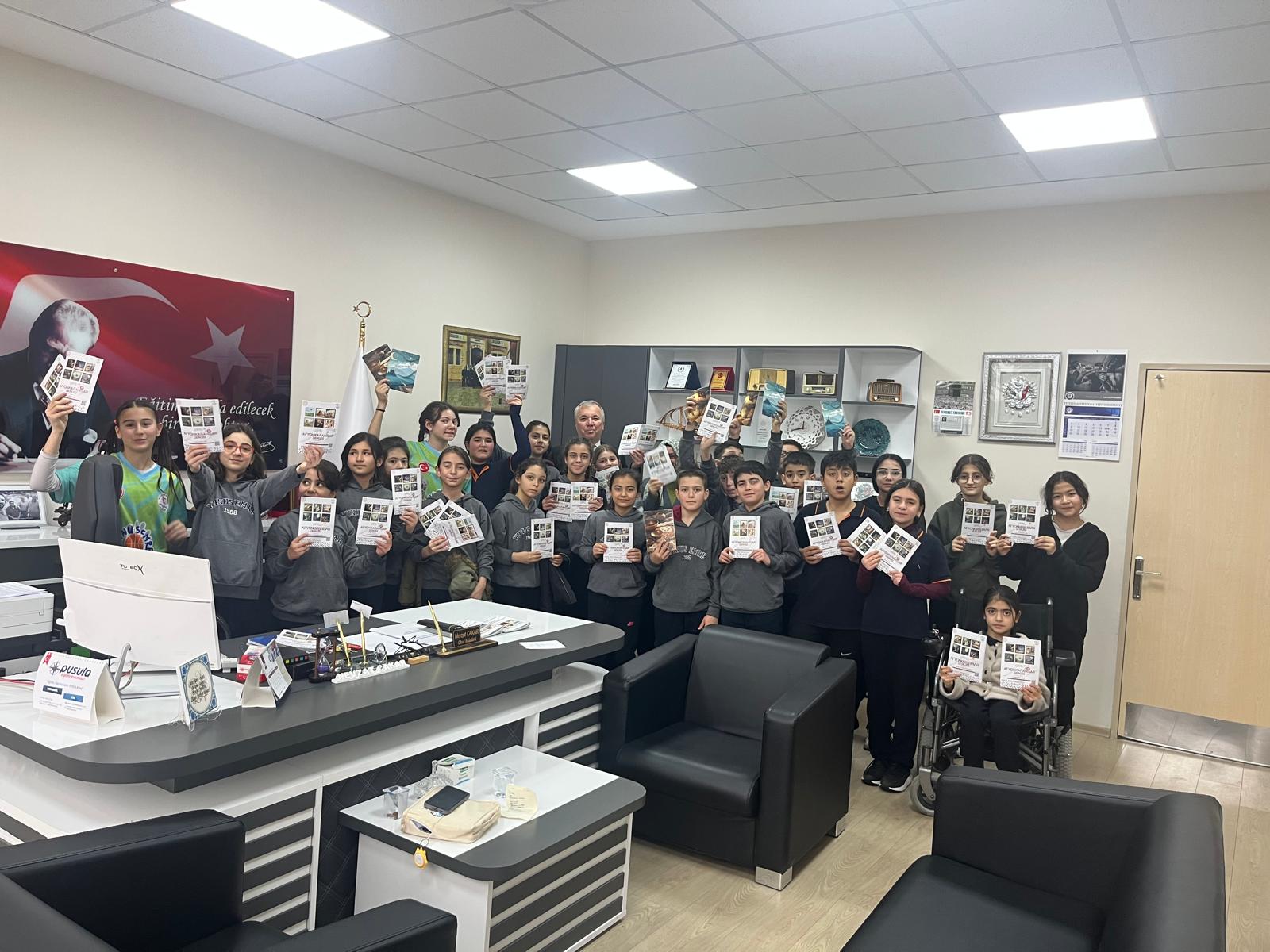 Yunus Emre Ortaokulu öğrencileri, yapay zekâ destekli çalışmalarıyla teknolojiyi ve