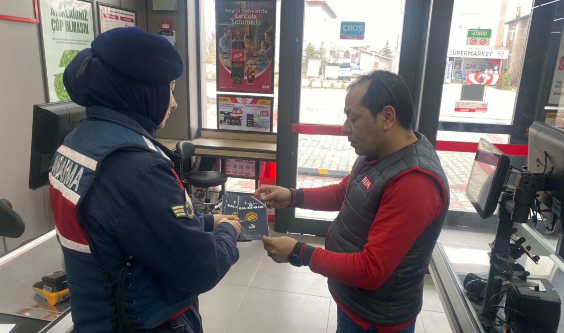 Afyonkarahisar’da jandarma ekipleri, kadına şiddetle mücadele kapsamında Salar beldesinde vatandaşlara