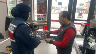 Afyonkarahisar’da jandarma ekipleri, kadına şiddetle mücadele kapsamında Salar beldesinde vatandaşlara