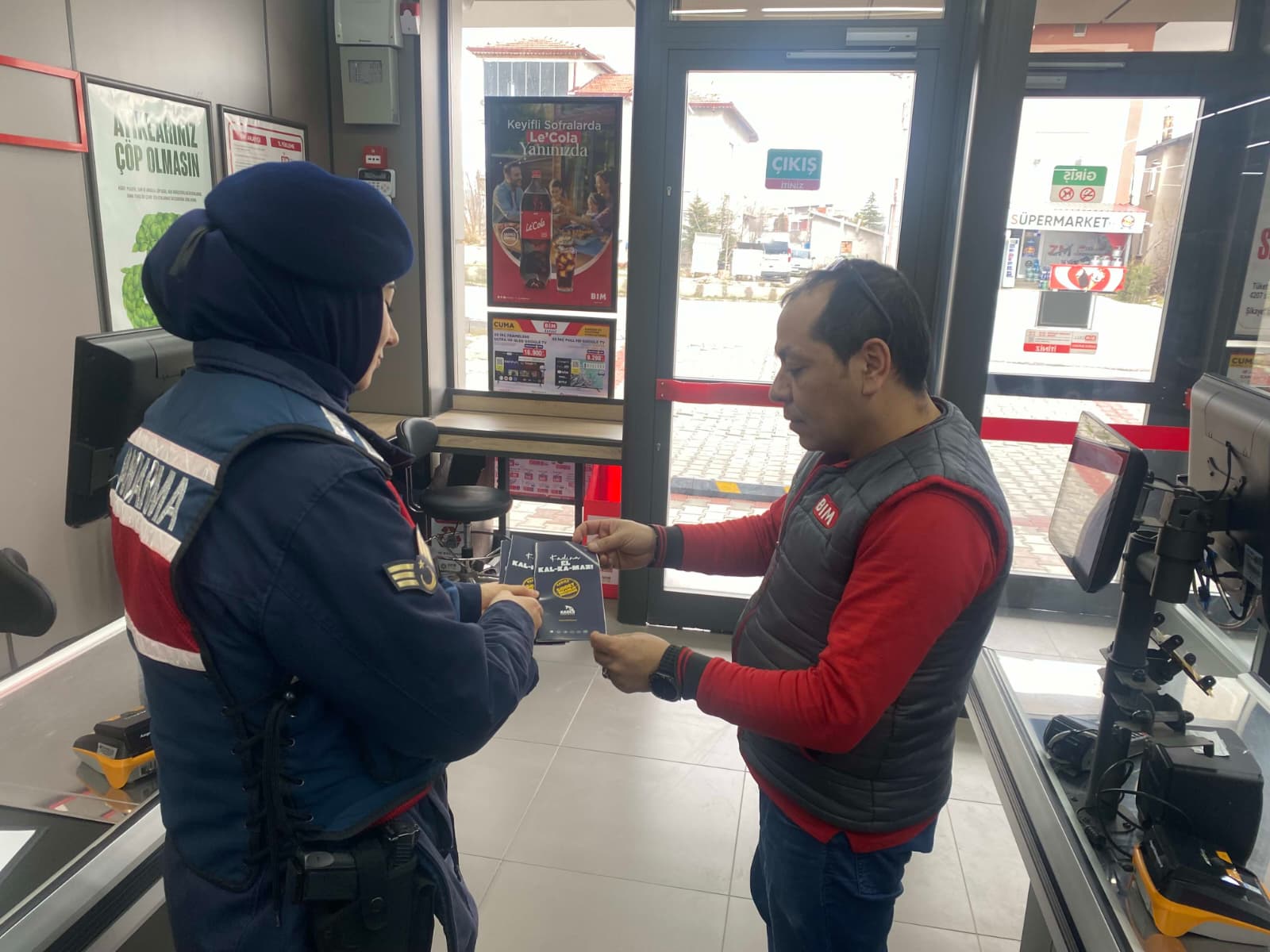 Afyonkarahisar’da jandarma ekipleri, kadına şiddetle mücadele kapsamında Salar beldesinde vatandaşlara