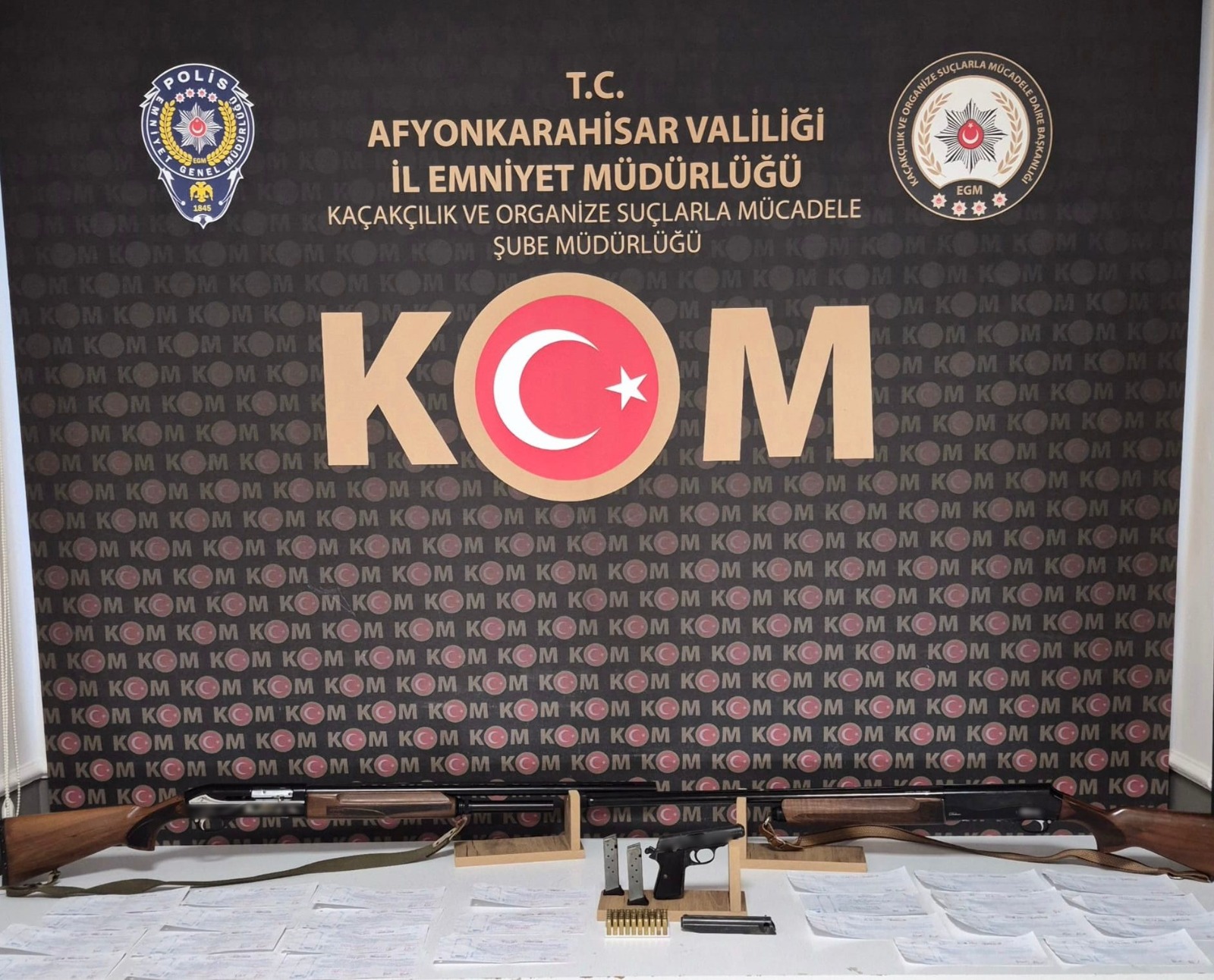 Afyonkarahisar’da emniyet ekiplerince tefecilik suçuna yönelik düzenlenen operasyonda ruhsatsız silahlar