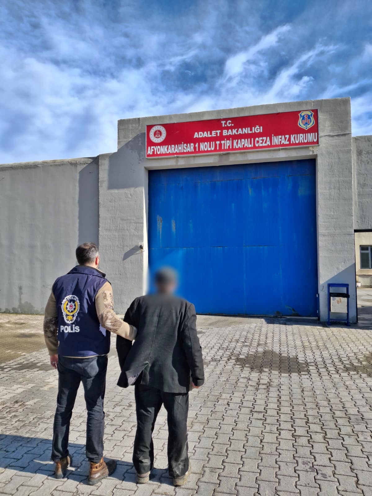 Afyonkarahisar’da polis ekiplerince aranan şahıslara yönelik çalışmalarda, yakın akrabayı öldürme