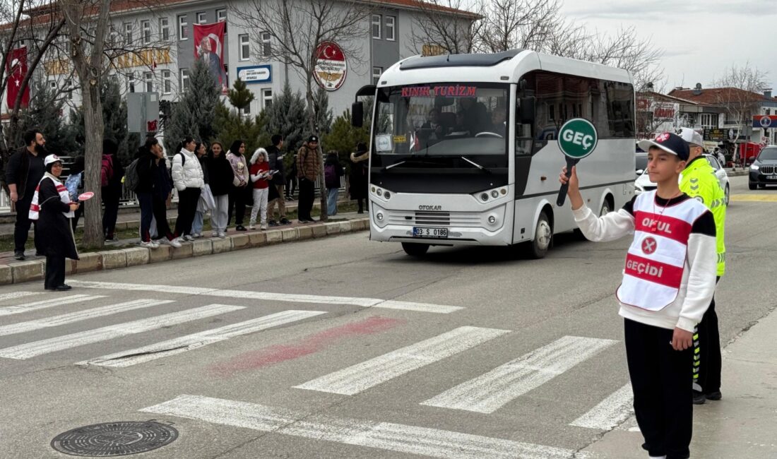 Afyonkarahisar’da polis ekipleri tarafından Şehit Şükrü Karadirek Ortaokulu öğrenci ve