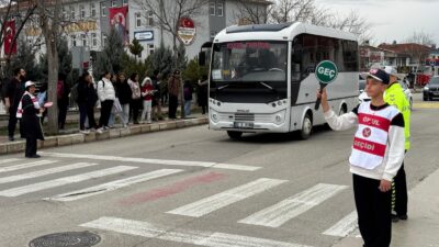 Afyonkarahisar’da polis ekipleri tarafından Şehit Şükrü Karadirek Ortaokulu öğrenci ve