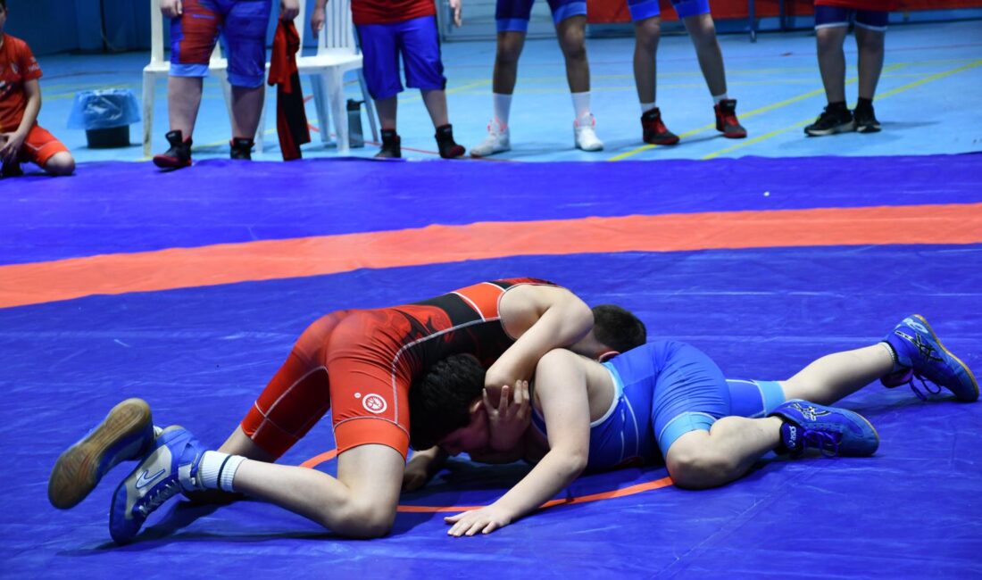 Afyonkarahisar’da Çiğiltepe Spor Salonu’nda düzenlenen Okul Sporları Yıldızlar Grekoromen ve