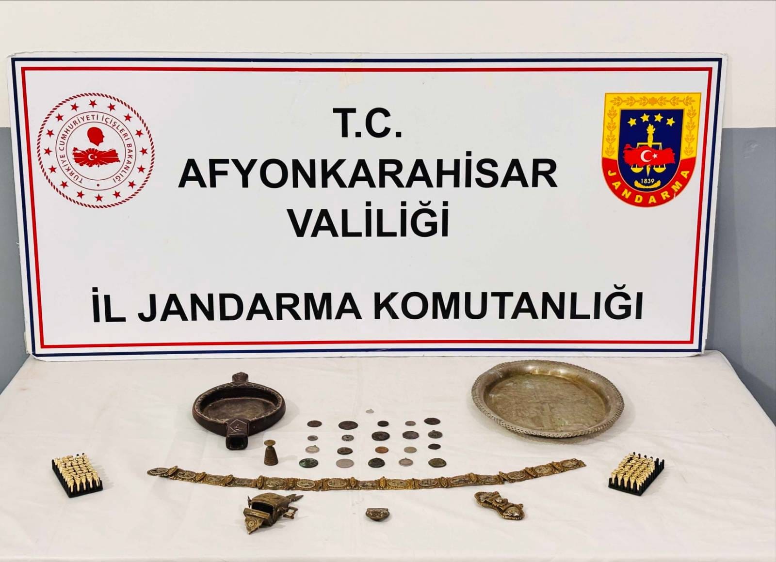 Afyonkarahisar’da jandarma ekiplerinin Sinanpaşa Garipçe köyünde yaptığı aramada 24 adet