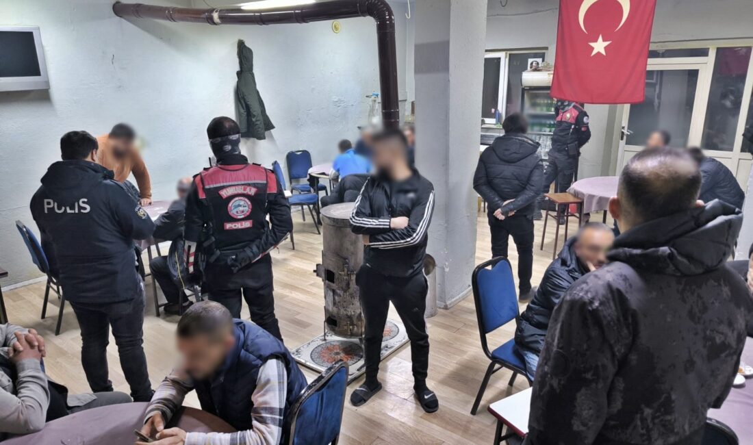 Afyonkarahisar Emniyet Müdürlüğü ekiplerince Dazkırı’da gerçekleştirilen huzur uygulamasında 356 şahıs