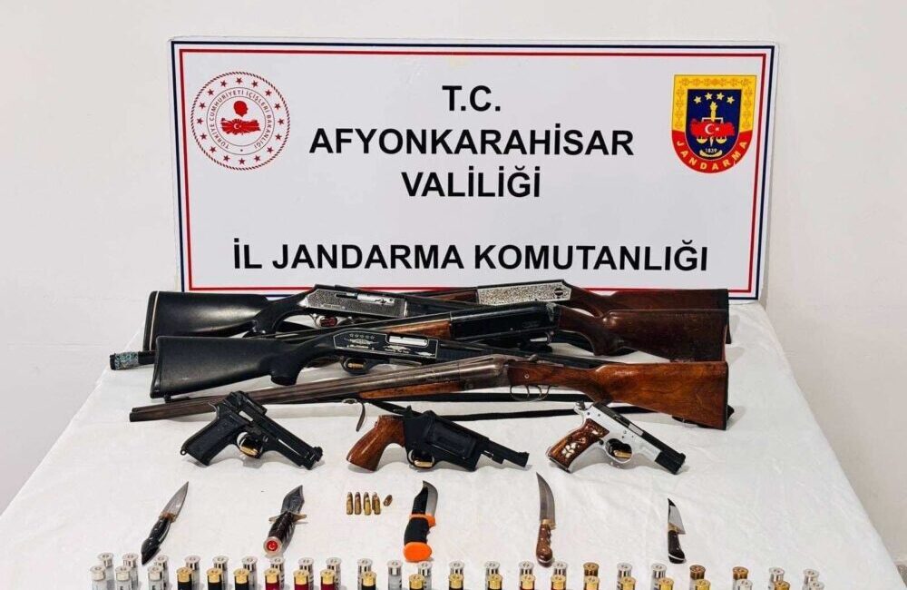 Sinanpaşa’nın Boyalı ve Kayadibi köylerinde yapılan aramada ruhsatsız silahlar ele