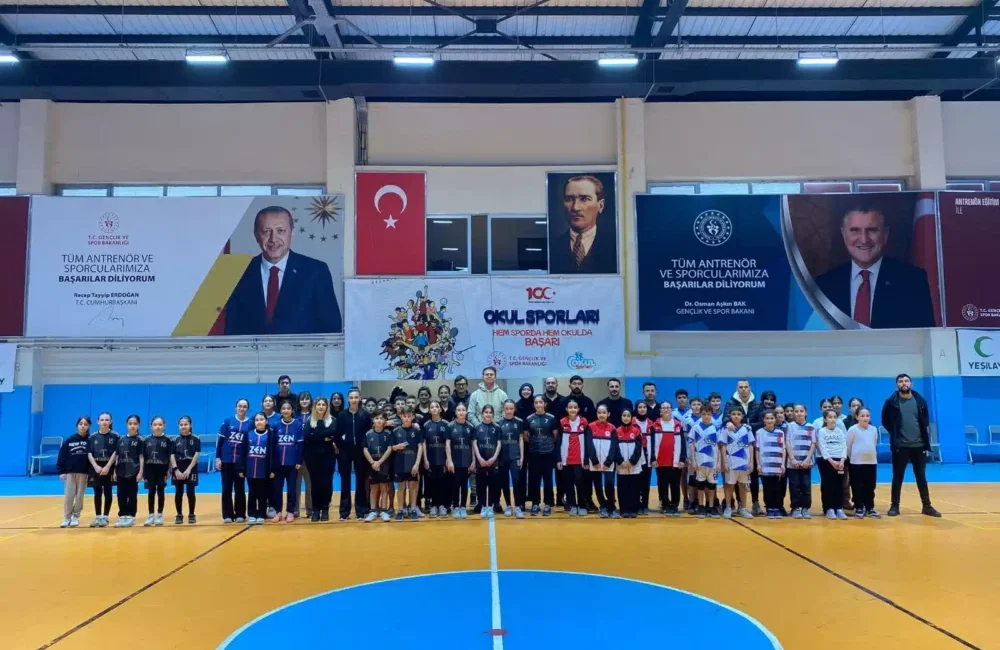 Afyonkarahisar’da düzenlenen Yıldızlar Badminton İl Müsabakaları Çiğiltepe Spor Salonu’nda tamamlandı.
