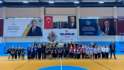 Afyonkarahisar’da düzenlenen Yıldızlar Badminton İl Müsabakaları Çiğiltepe Spor Salonu’nda tamamlandı.