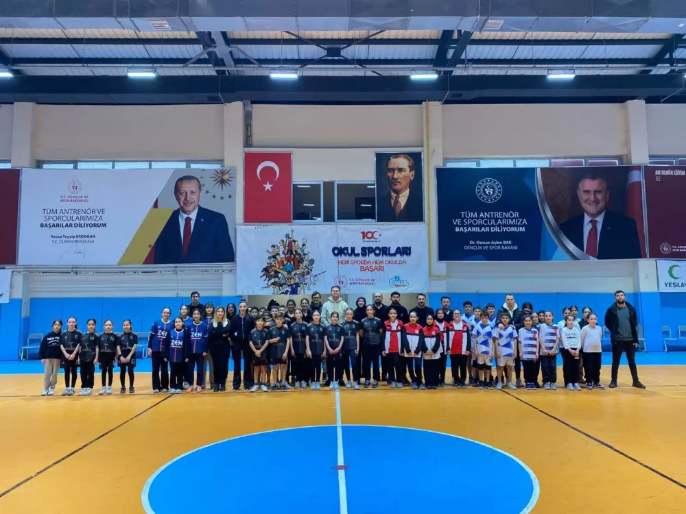 Afyonkarahisar’da düzenlenen Yıldızlar Badminton İl Müsabakaları Çiğiltepe Spor Salonu’nda tamamlandı.
