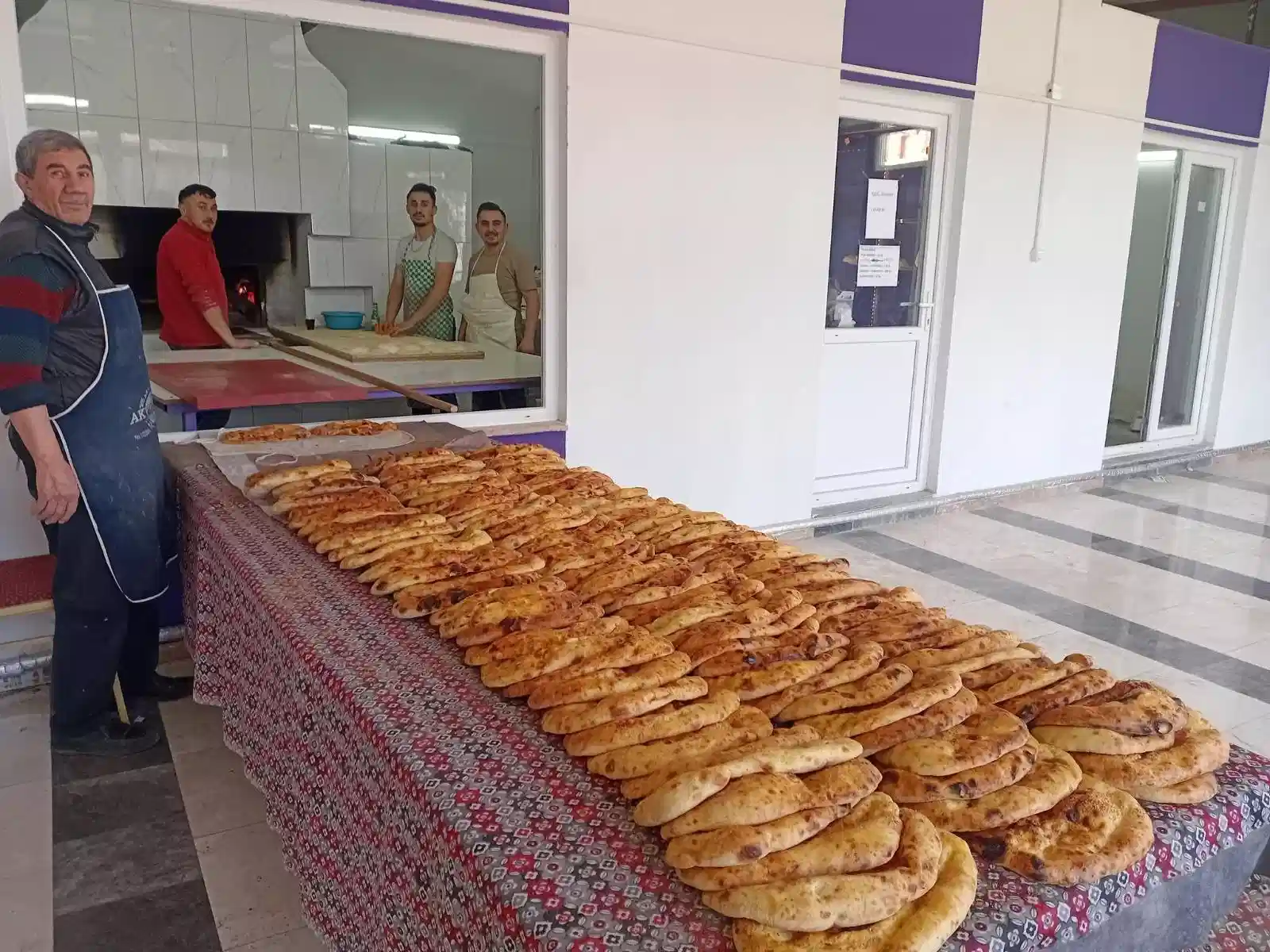 Afyonkarahisar’ın İhsaniye ilçesine bağlı Bozüyük Köyü’nde Ramazan ayı boyunca anlamlı