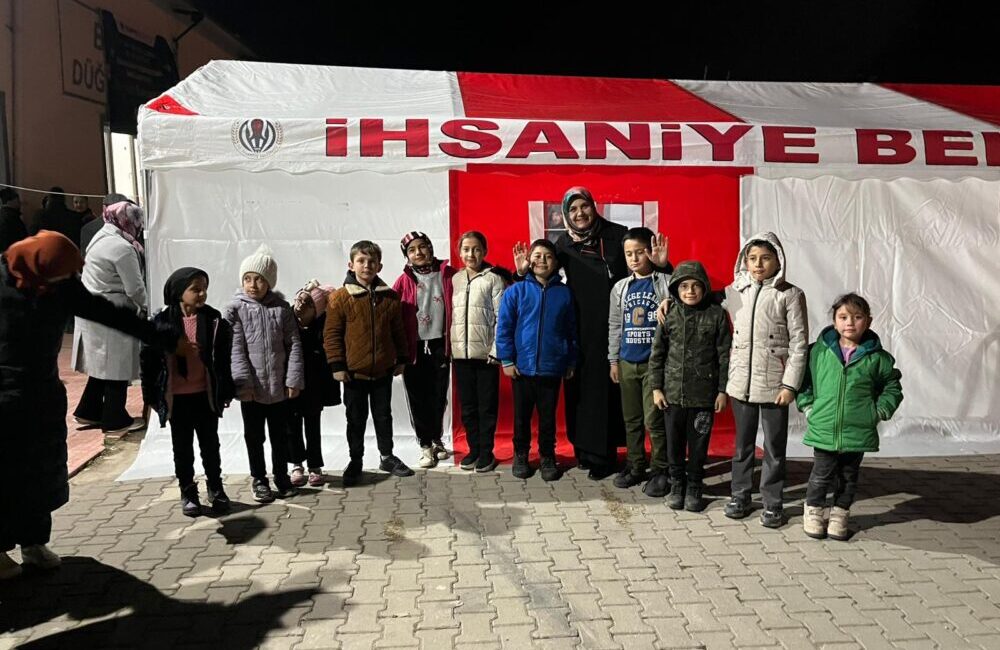 Beyköy’de Bin Kişilik İftar Sofrası Kuruldu İhsaniye Belediye Başkanı Emine