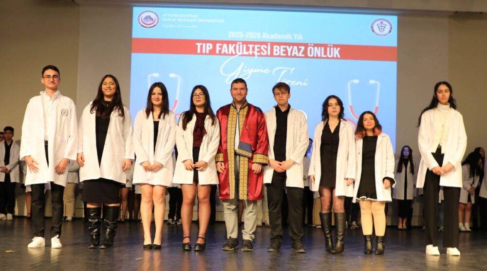 &nbsp; AFSÜ’de Beyaz Önlük Heyecanı: 216 Tıp Fakültesi Öğrencisi Mesleğe