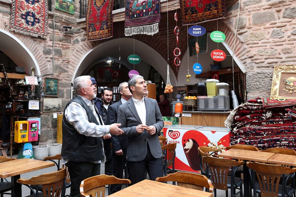 &nbsp; Afyonkarahisar Valisi Naci Aktaş, hafta sonu mesaisinde şehrin köklü