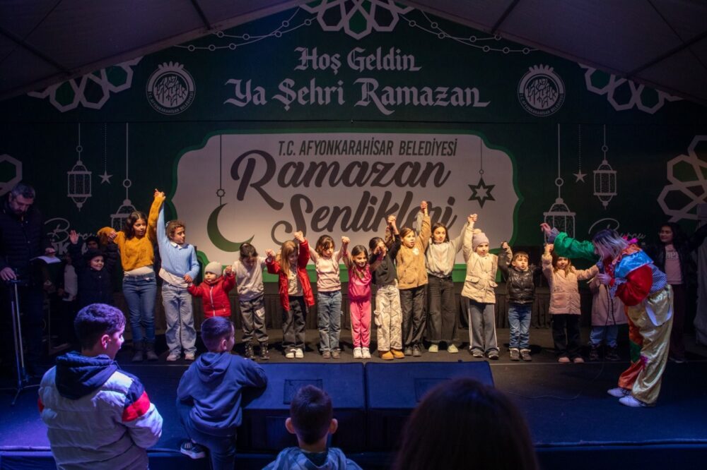 Afyonkarahisar Afyon Ramazan senlikleri Zafer Meydani Burcu Koksal Necmeddin Otun Sedat Ucan Afyon etkinlikleri Afyonkarahisar Belediyesi Ramazan etkinlikleri Afyon haber 1