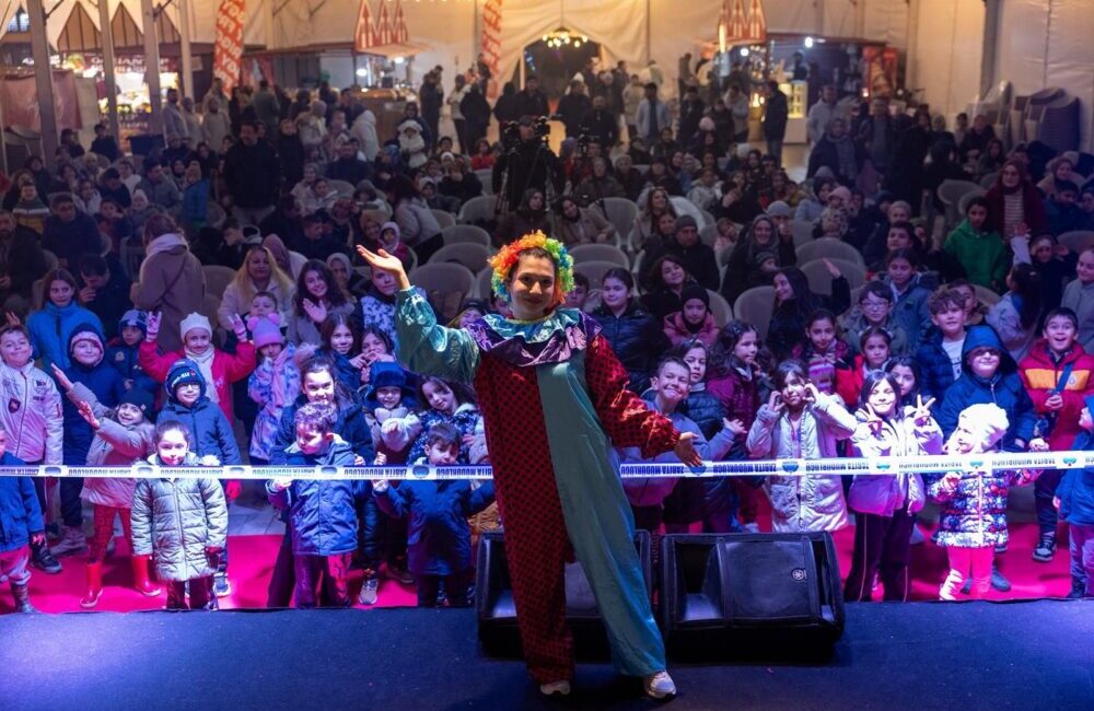 Afyonkarahisar Belediyesi tarafından düzenlenen Ramazan Şenlikleri Zafer Meydanı’nda yoğun katılımla