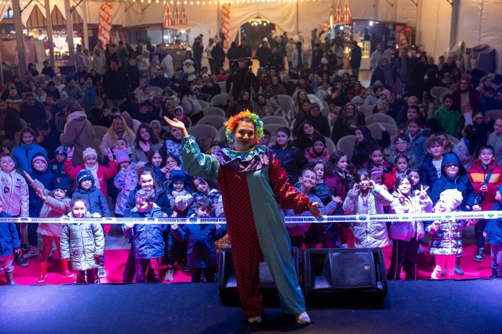 Afyonkarahisar Belediyesi tarafından düzenlenen Ramazan Şenlikleri Zafer Meydanı’nda yoğun katılımla