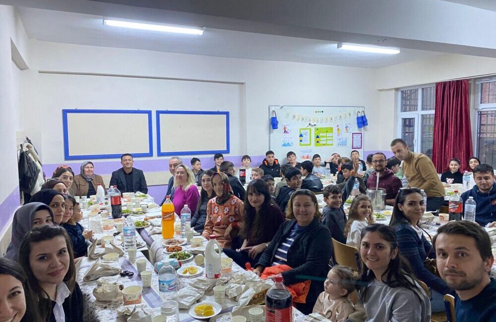 Afyonkarahisar’ın İhsaniye ilçesine bağlı Bozhüyük Köyü’nde geleneksel iftar programı düzenlendi.