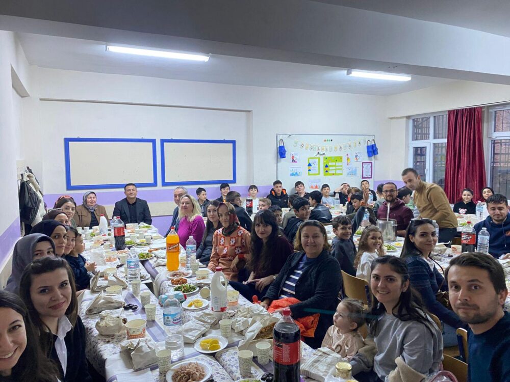 Afyonkarahisar’ın İhsaniye ilçesine bağlı Bozhüyük Köyü’nde geleneksel iftar programı düzenlendi.