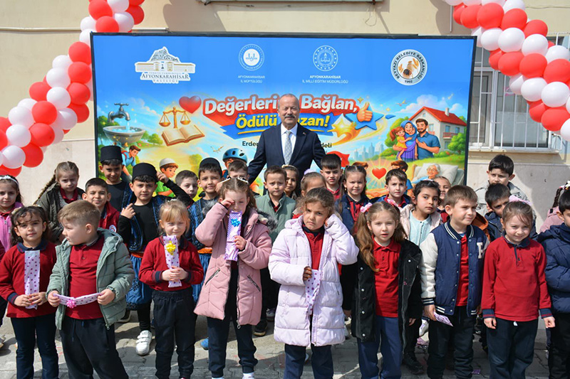 Afyonkarahisar Mehmet Taytak Naci Aktas Beyyazi Belediyesi ogrencilere odul bisiklet dagitimi akilli saat egitim Afyon haber Afyonbasin 1