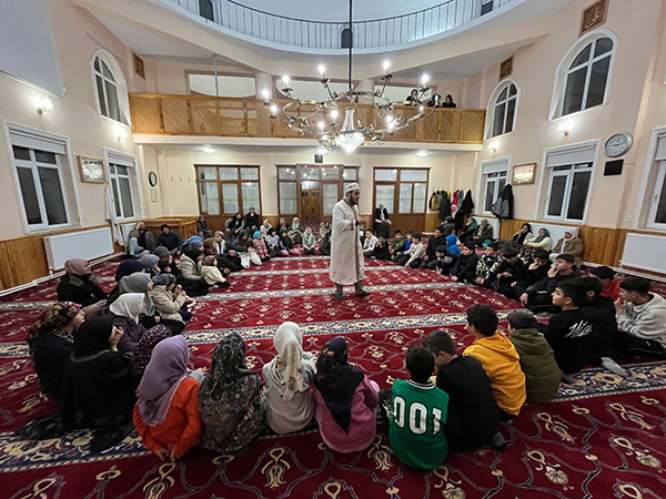 &nbsp; Sultandağı’nda “Cami Marketi” ile Çocuklar Teravihe Koşuyor Afyonkarahisar’ın Sultandağı