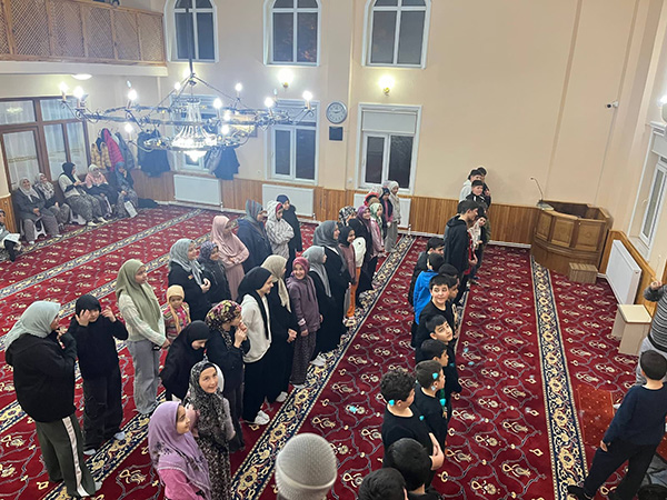 Cocuklar Teravihe Kosuyor 4