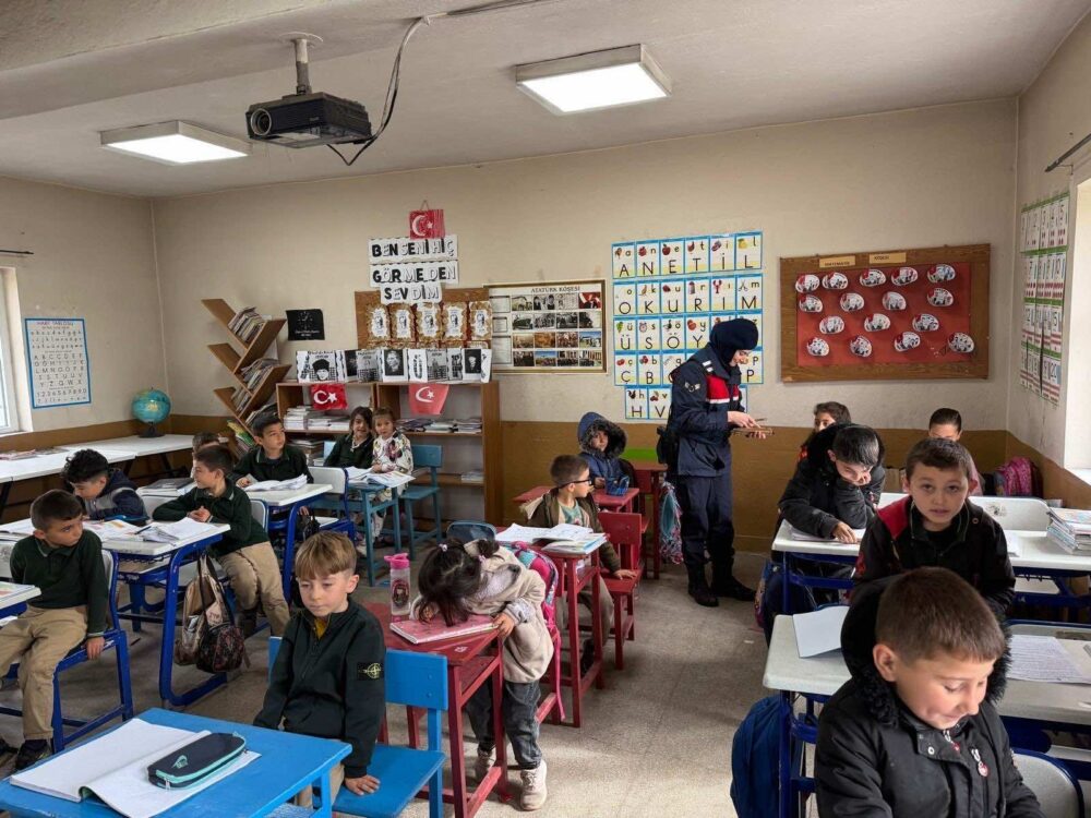 Afyon Emirdağ’da KADES Seferberliği: 124 Kişiye Eğitim, Öğrencilere Hediyeler 🎁
