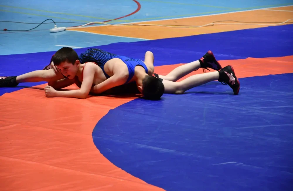 Afyonkarahisar’da Çiğiltepe Spor Salonu’nda düzenlenen Küçükler Serbest ve Grekoromen Güreş