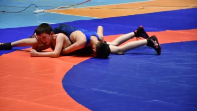 Afyonkarahisar’da Çiğiltepe Spor Salonu’nda düzenlenen Küçükler Serbest ve Grekoromen Güreş