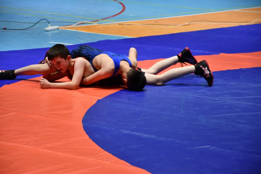 Afyonkarahisar’da Çiğiltepe Spor Salonu’nda düzenlenen Küçükler Serbest ve Grekoromen Güreş