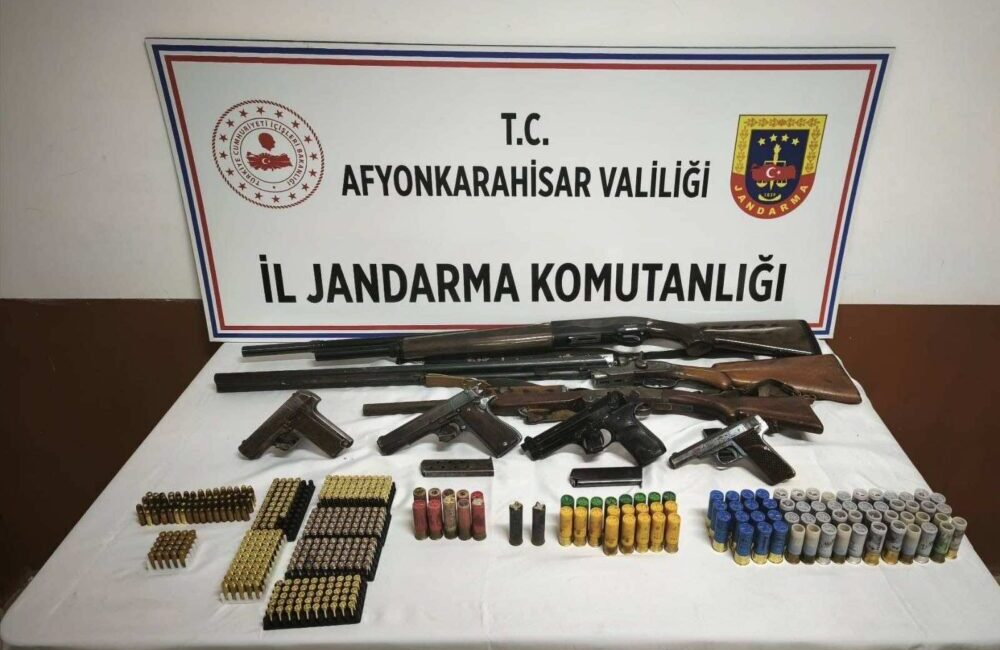 Afyonkarahisar İl Jandarma Komutanlığı, Sandıklı Dodurga Köyü’nde düzenlediği operasyonda ruhsatsız
